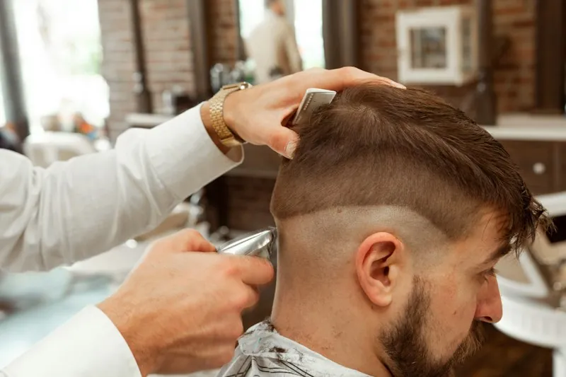 Barber cắt tóc cho khách nam bằng tông đơ